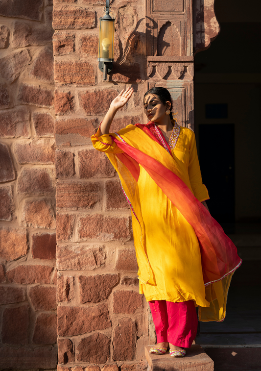 Fareedi – Radiant Chanderi Ensemble